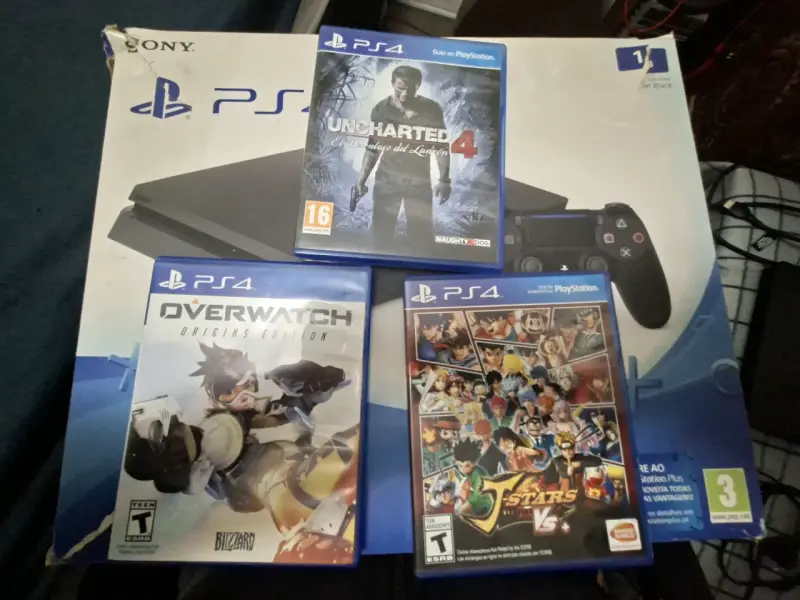 Consola PS4 con dos controles y cables - 6