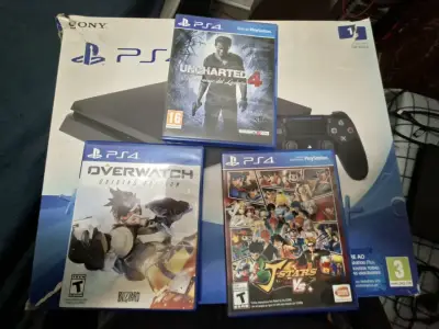 Consola PS4 con dos controles y cables - miniatura 6