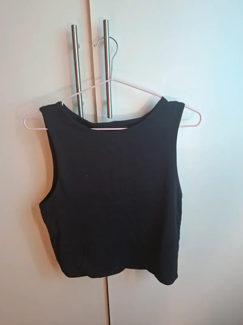 Polera sin mangas negra para mujer