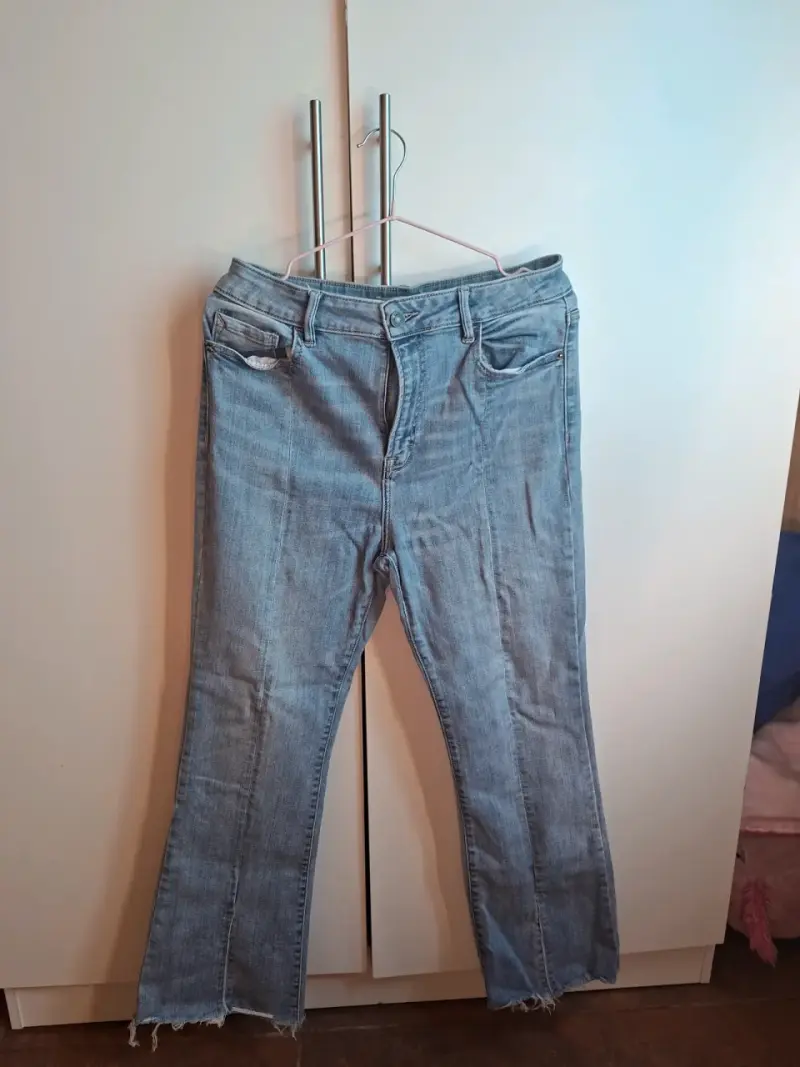 Jeans de mezclilla azul claro con dobladillo deshilachado - 1