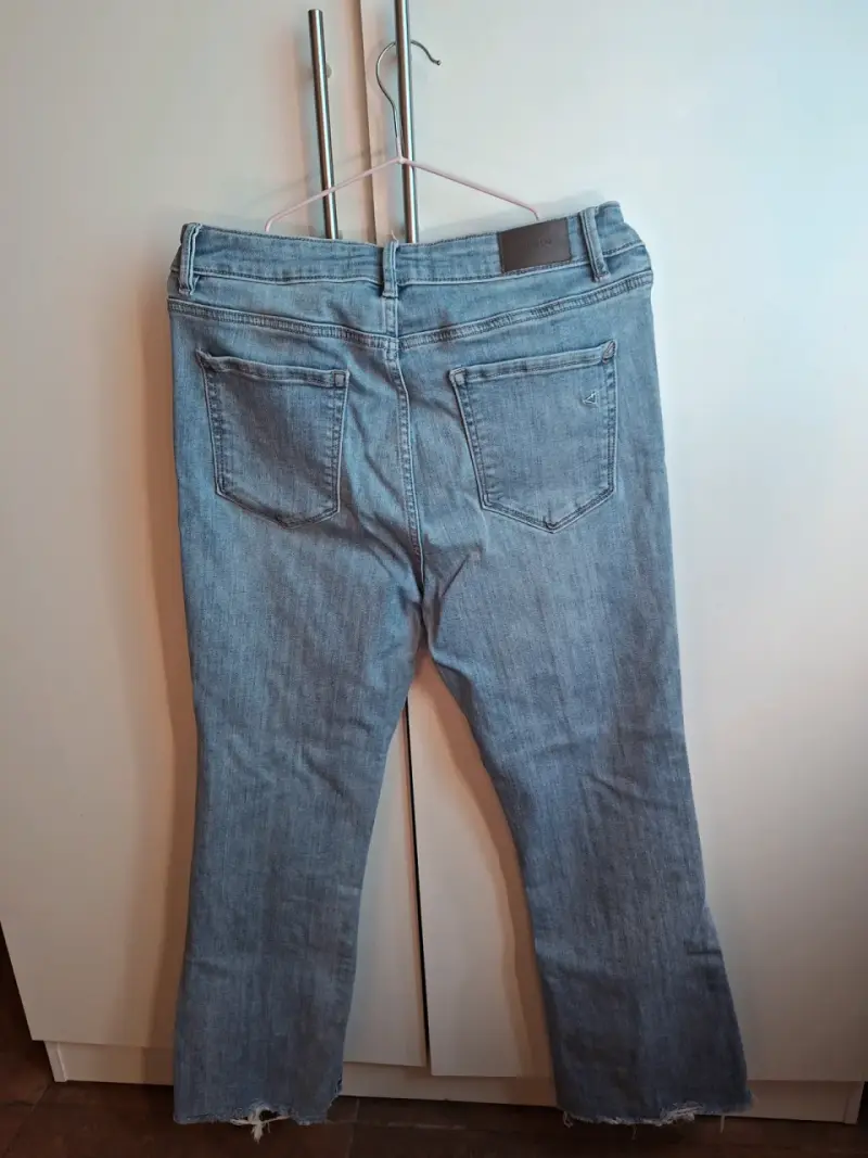 Jeans de mezclilla azul claro con dobladillo deshilachado - 2
