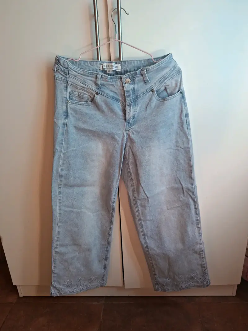 Jeans de mujer azul claro con bordado floral - 1