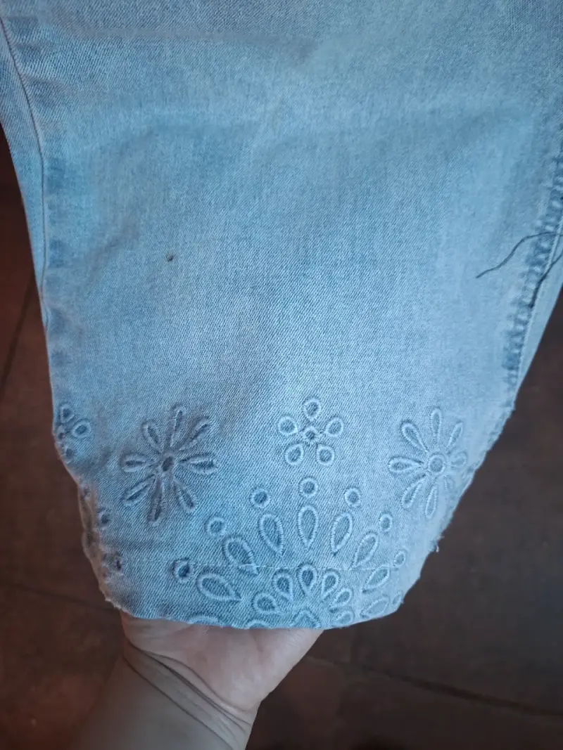 Jeans de mujer azul claro con bordado floral - 2
