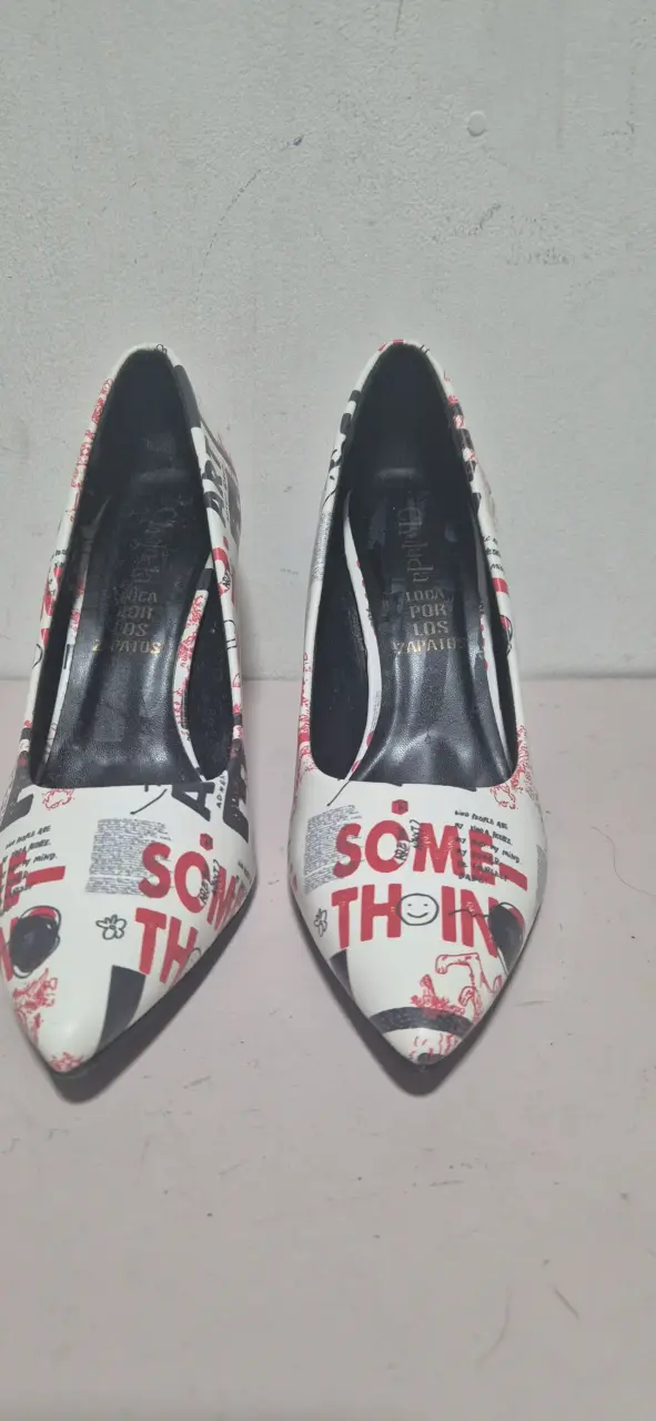 Tacones estampados blancos y negros con diseño gráfico - 1