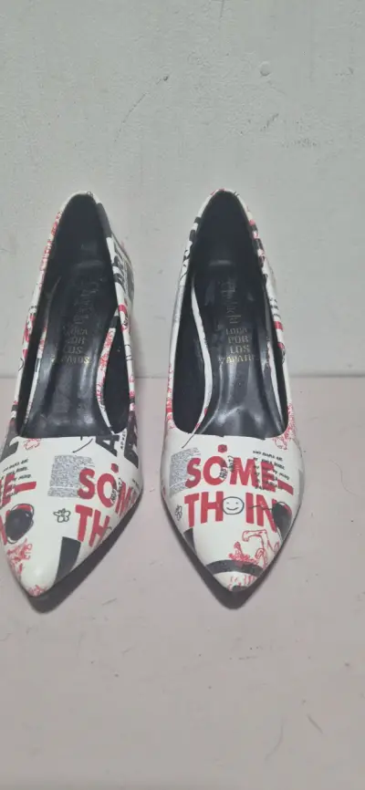 Tacones estampados blancos y negros con diseño gráfico - miniatura 1