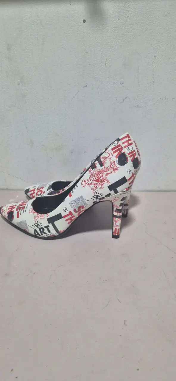 Tacones estampados blancos y negros con diseño gráfico - 2