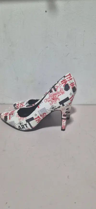 Tacones estampados blancos y negros con diseño gráfico - miniatura 2