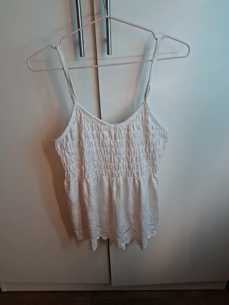 Blusa blanca de tirantes con diseño bordado
