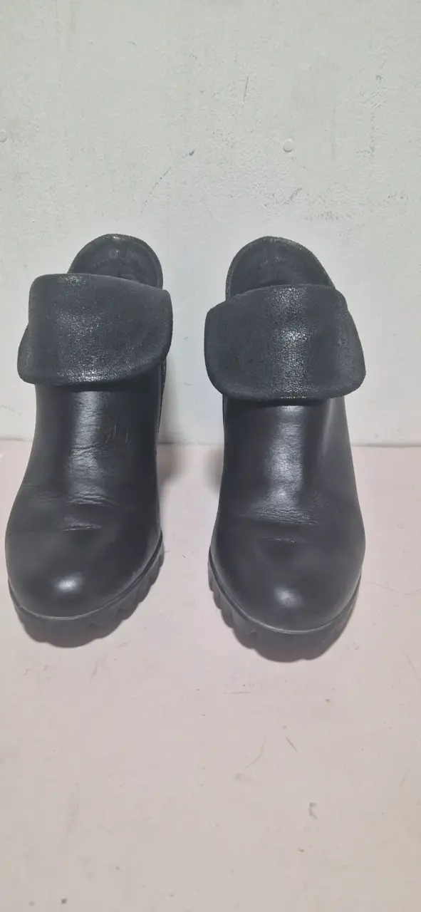 Botines de cuero negro con tacón alto - 1
