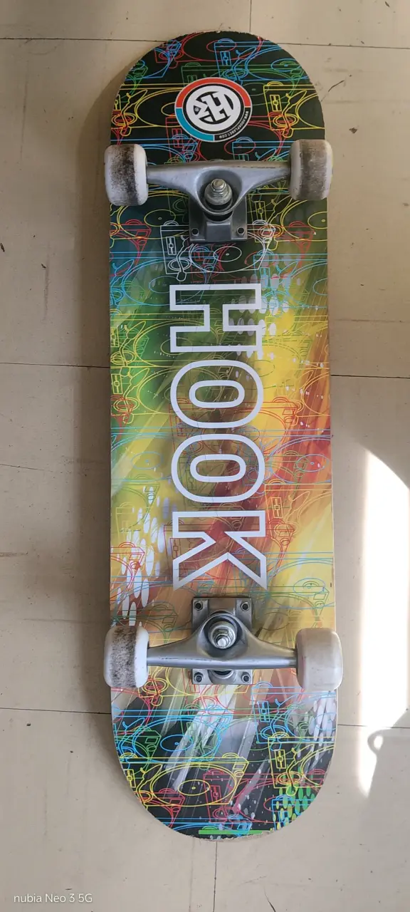 Skateboard Hook con diseño colorido - 3