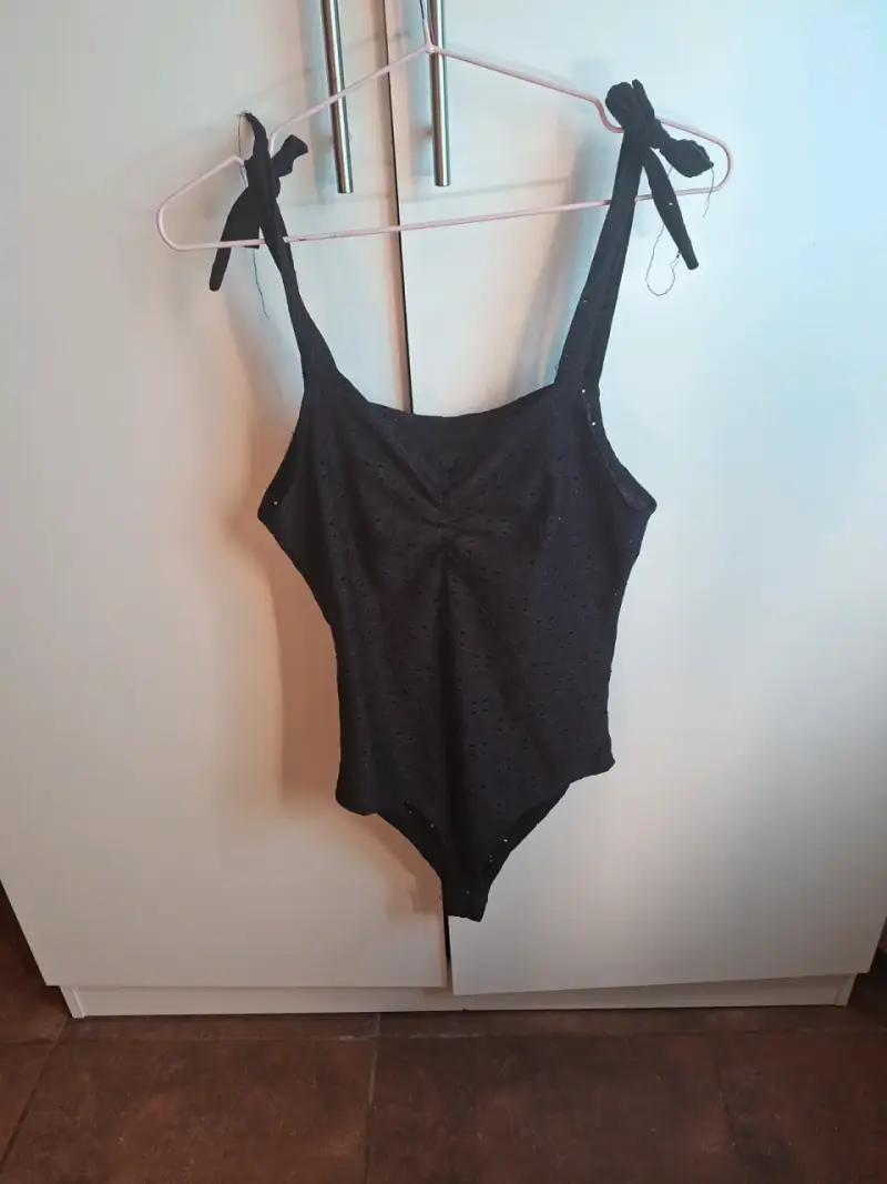 Body negro con diseño calado
