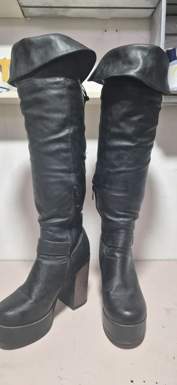 Botas negras de cuero con tacón alto