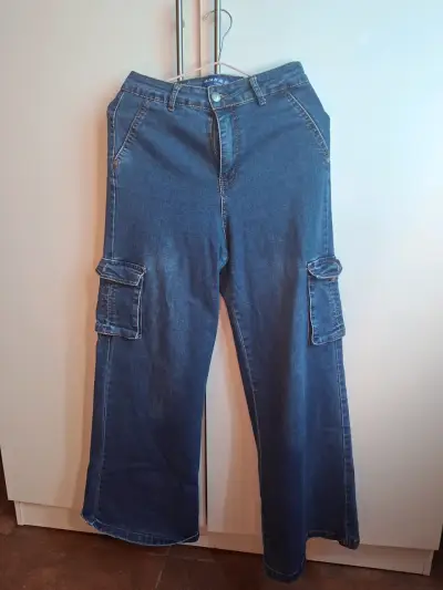 Jeans cargo de mezclilla azul para mujer - miniatura 1