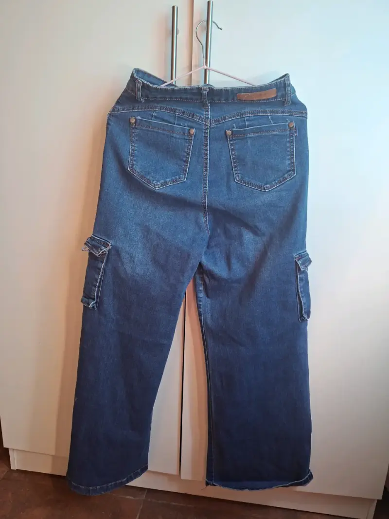 Jeans cargo de mezclilla azul para mujer - 2