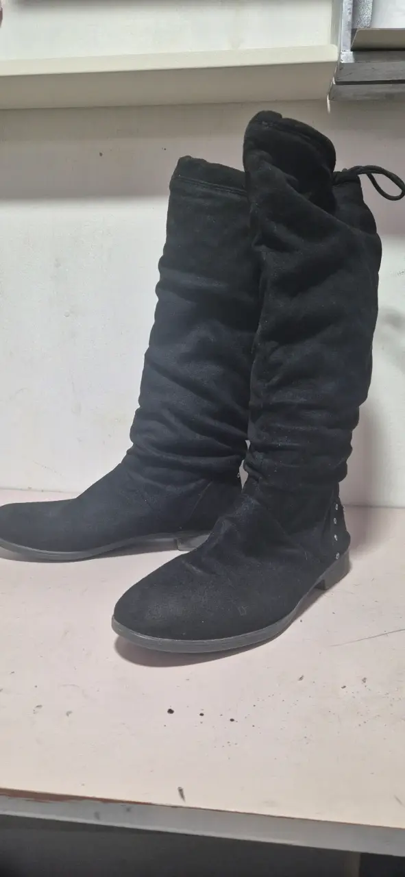 Botas negras de gamuza para mujer