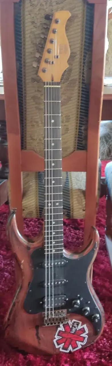 Guitarra eléctrica AXL con diseño único - 1