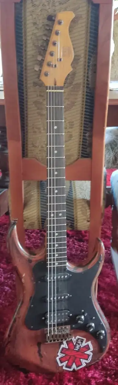 Guitarra eléctrica AXL con diseño único - miniatura 1