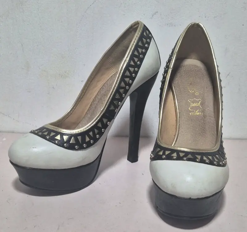 Tacones altos blancos con detalles negros