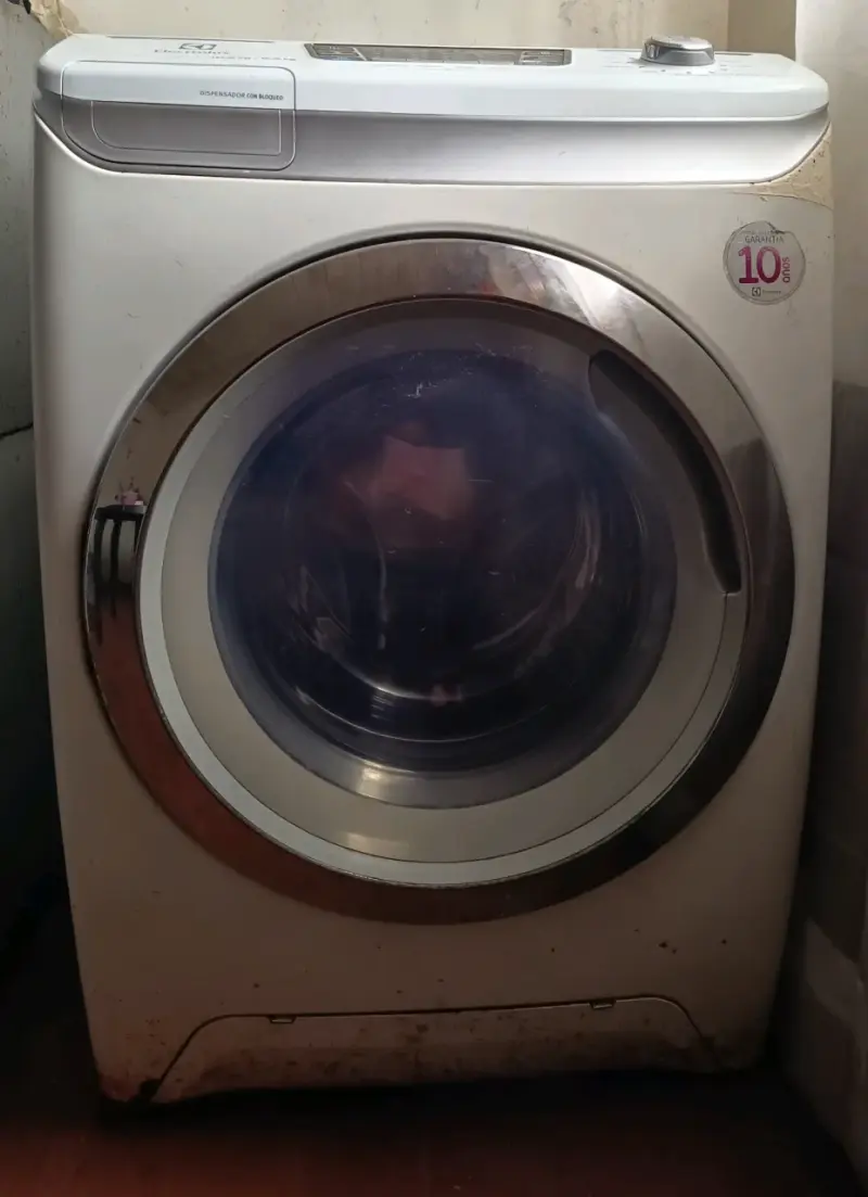 Lavadora Electrolux carga frontal 10.5 kg - 1