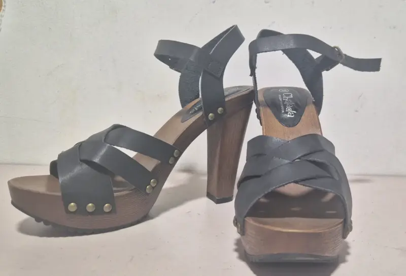 Sandalias de tacón alto negras de cuero
