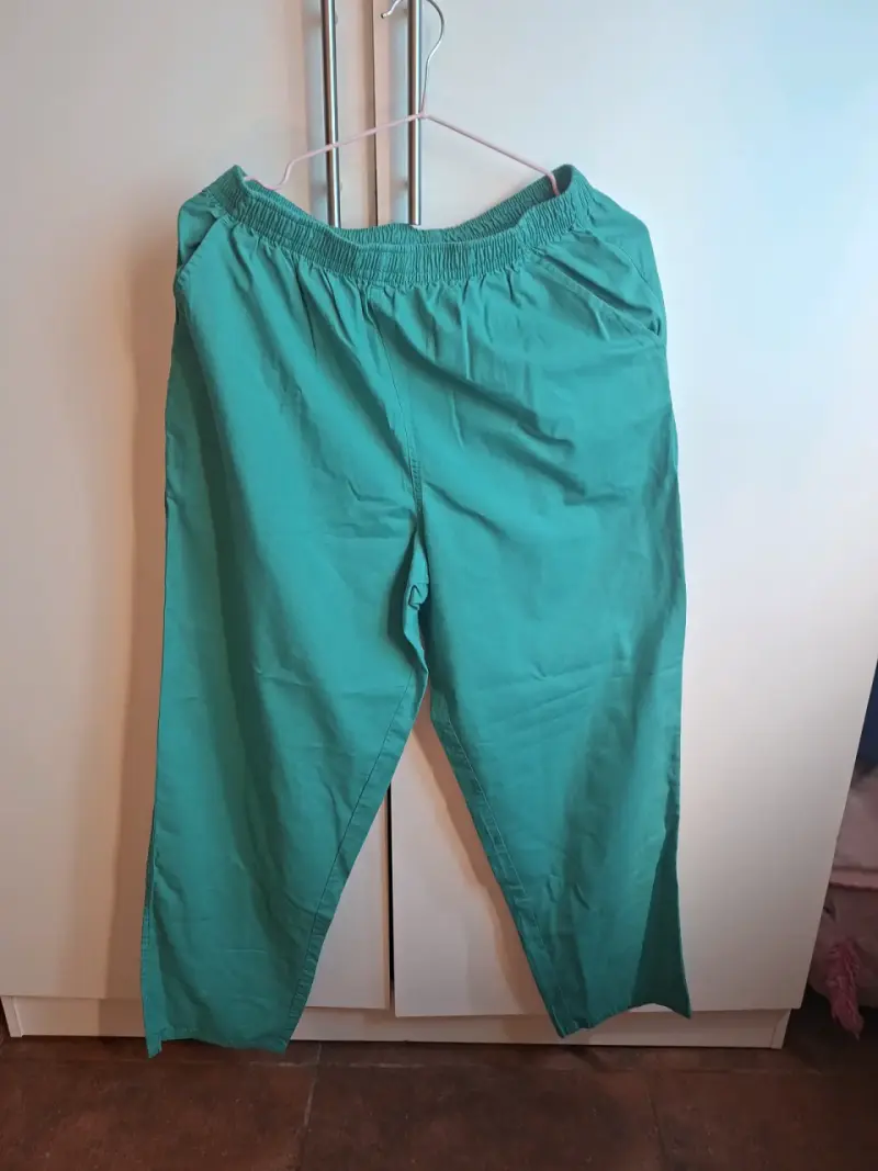 Pantalones médicos verdes cómodos