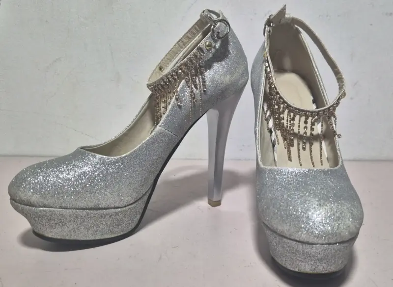 Tacones altos plateados con brillo y flecos
