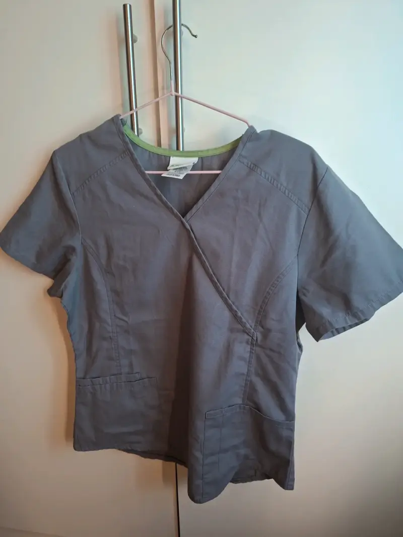 Blusa médica gris con bolsillos
