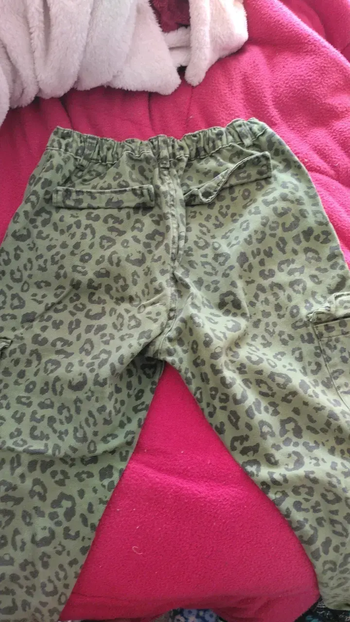 Pantalones cargo estampado leopardo verde - 3