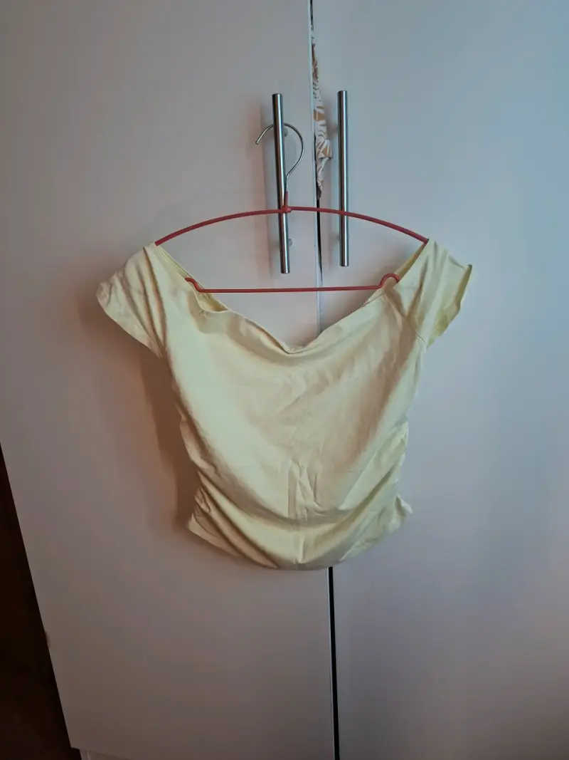 Polera amarilla de mujer con hombros descubiertos
