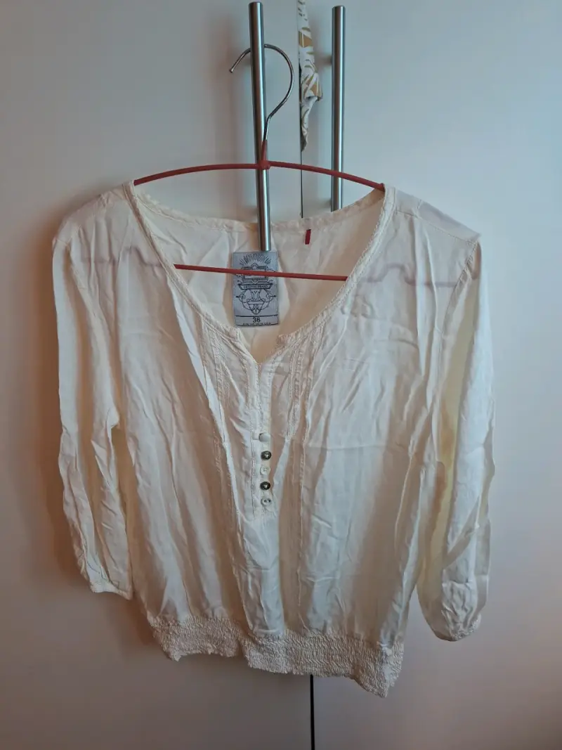 Blusa blanca de algodón con botones
