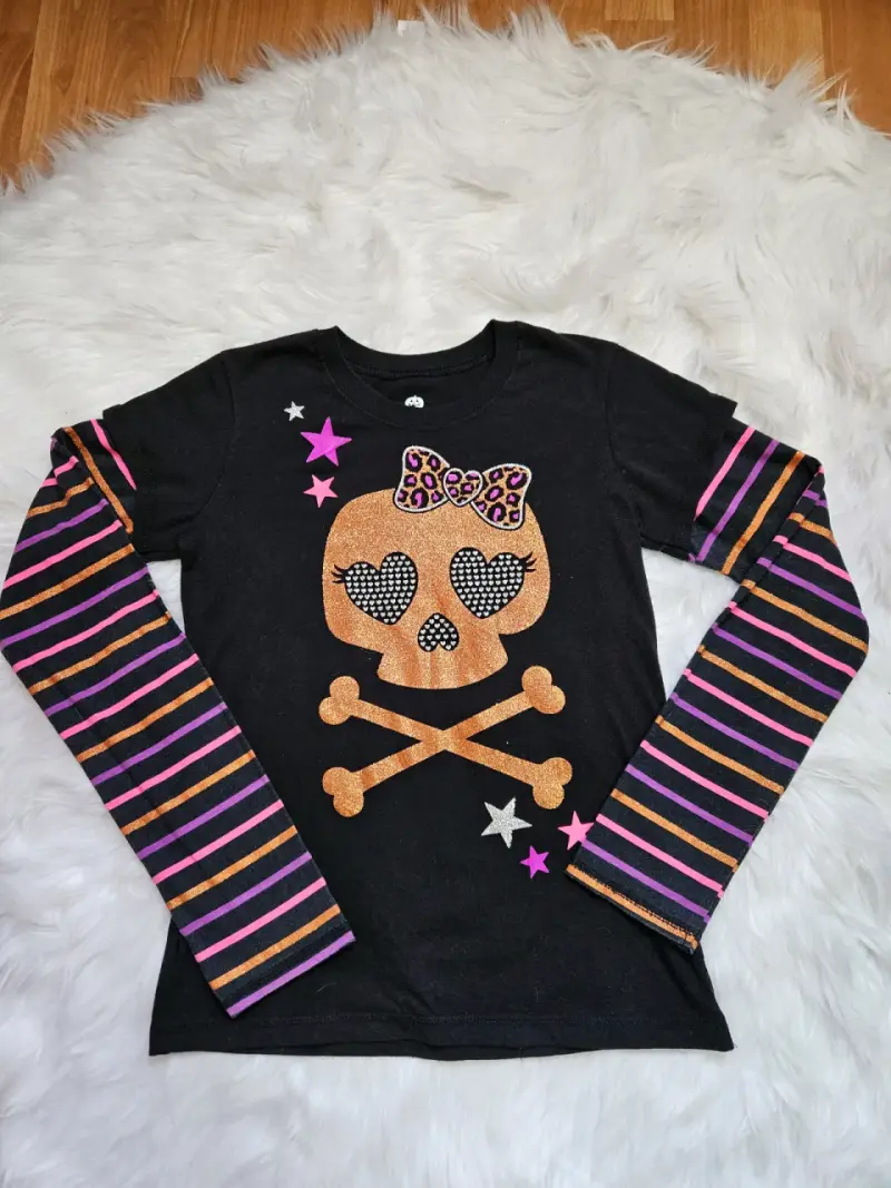 Polera de niña con diseño de calavera y rayas - 2