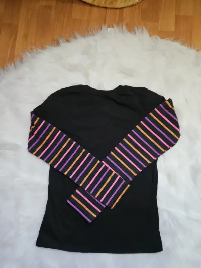 Polera de niña con diseño de calavera y rayas - miniatura 3