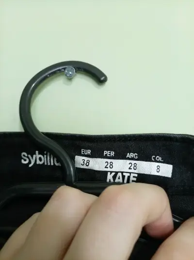 Pantalones negros ajustados para mujer - miniatura 3