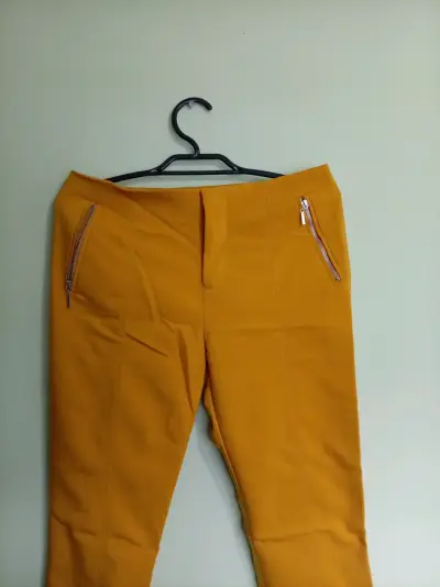 Pantalones mostaza Basement Basic para mujer - miniatura 1