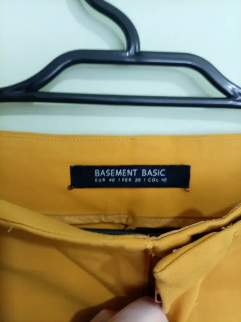 Pantalones mostaza Basement Basic para mujer - 3