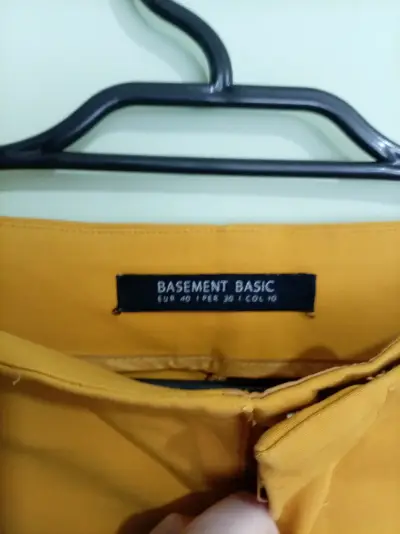 Pantalones mostaza Basement Basic para mujer - miniatura 3