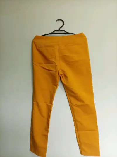 Pantalones mostaza Basement Basic para mujer - miniatura 4