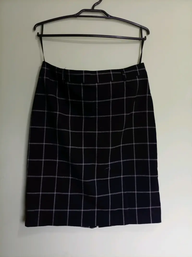 Falda a cuadros negra Le Chateau talla 7/8 - 1