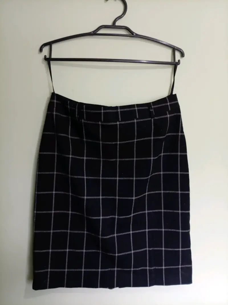 Falda a cuadros negra Le Chateau talla 7/8 - 2