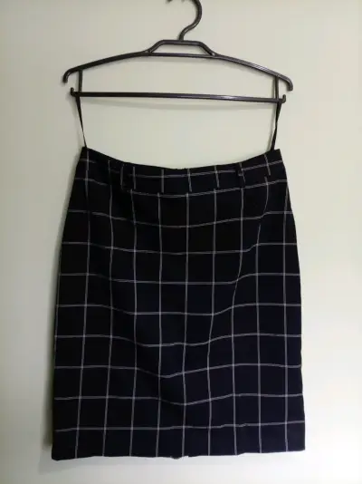 Falda a cuadros negra Le Chateau talla 7/8 - miniatura 2