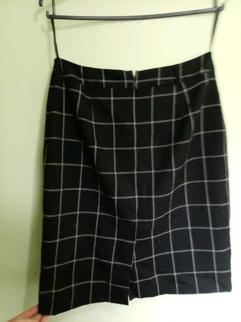 Falda a cuadros negra Le Chateau talla 7/8 - 3