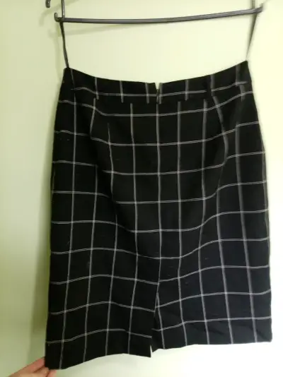 Falda a cuadros negra Le Chateau talla 7/8 - miniatura 3