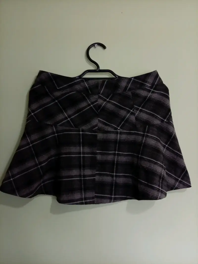 Falda corta a cuadros gris y negro - 1