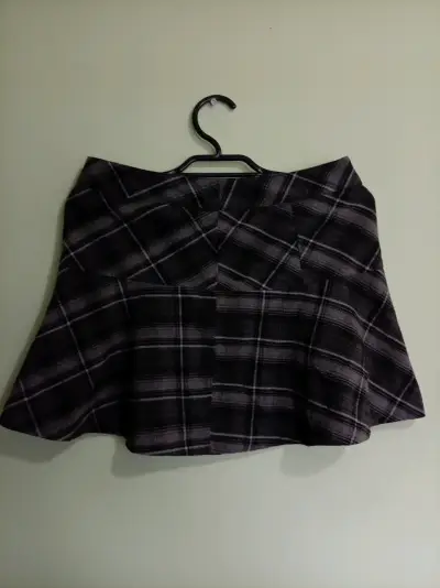 Falda corta a cuadros gris y negro - miniatura 1