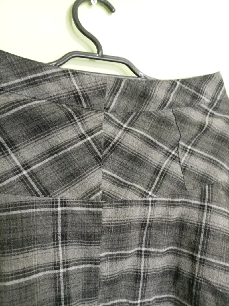 Falda corta a cuadros gris y negro - 2