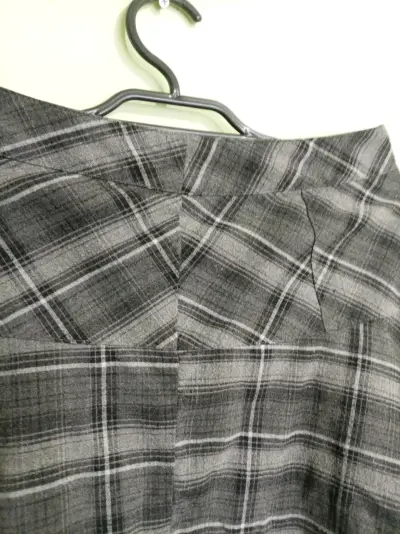 Falda corta a cuadros gris y negro - miniatura 2