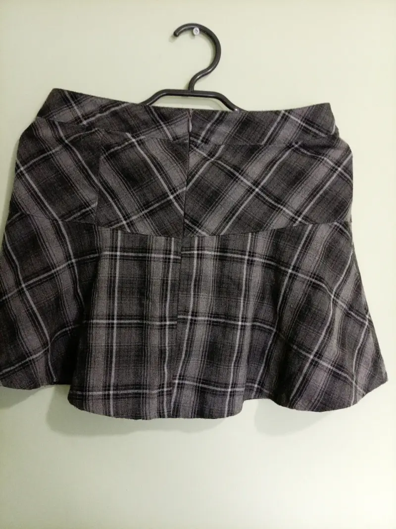 Falda corta a cuadros gris y negro - 3