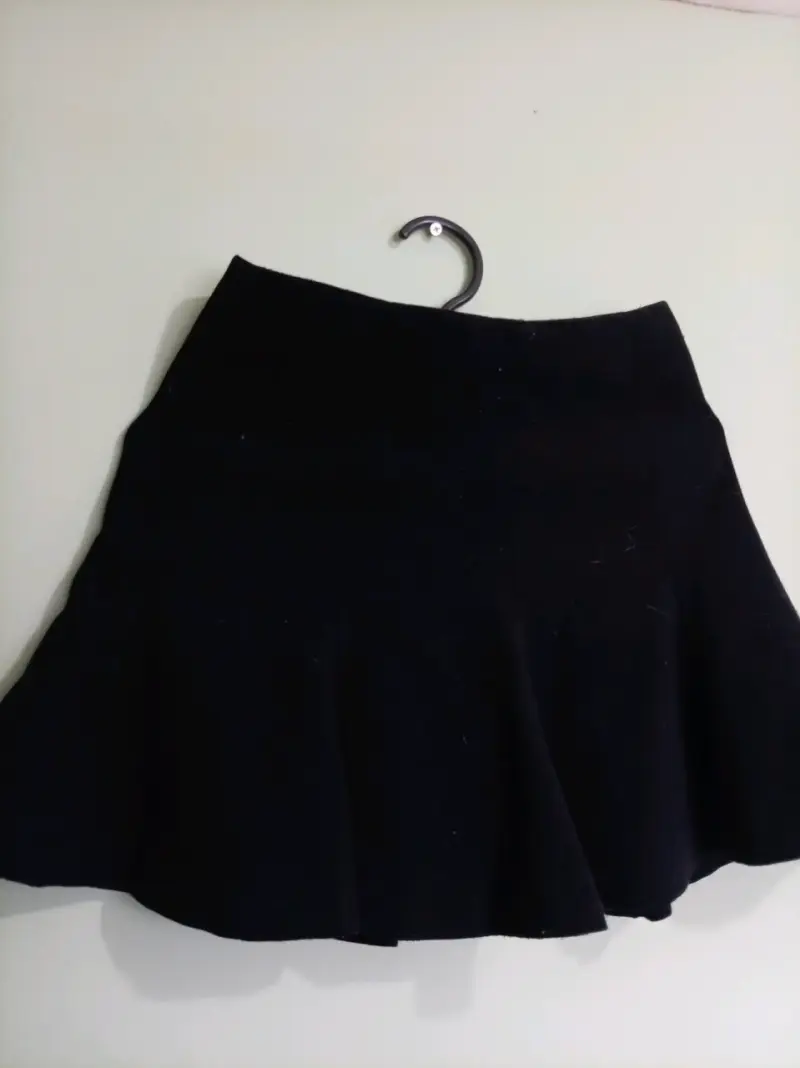 Falda corta negra Zara con cierre - 2