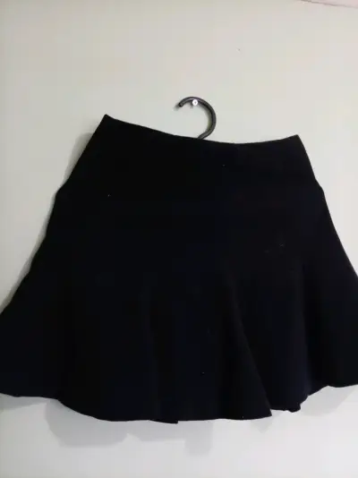Falda corta negra Zara con cierre - miniatura 2