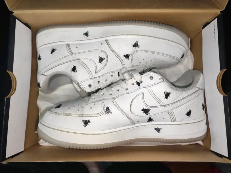 Zapatillas deportivas blancas con diseño de moscas - 1